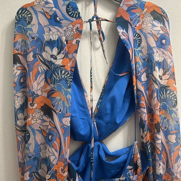 NWT GIANNI BINI LONG FLORAL PRINT LONG SLEEVE DEEP V NECK CUT OUT TIERED DRESS - Picture 4 of 7